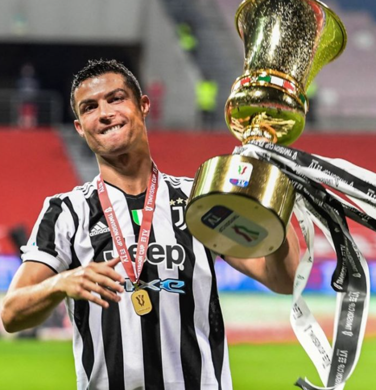 Cara Pemain Sepak Bola Menjaga Keseimbangan Kaki