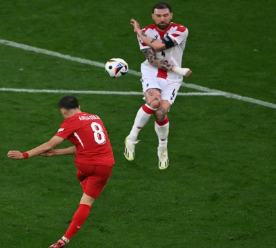 gol-terspektakuler-dari-tendangan-jarak-jauh